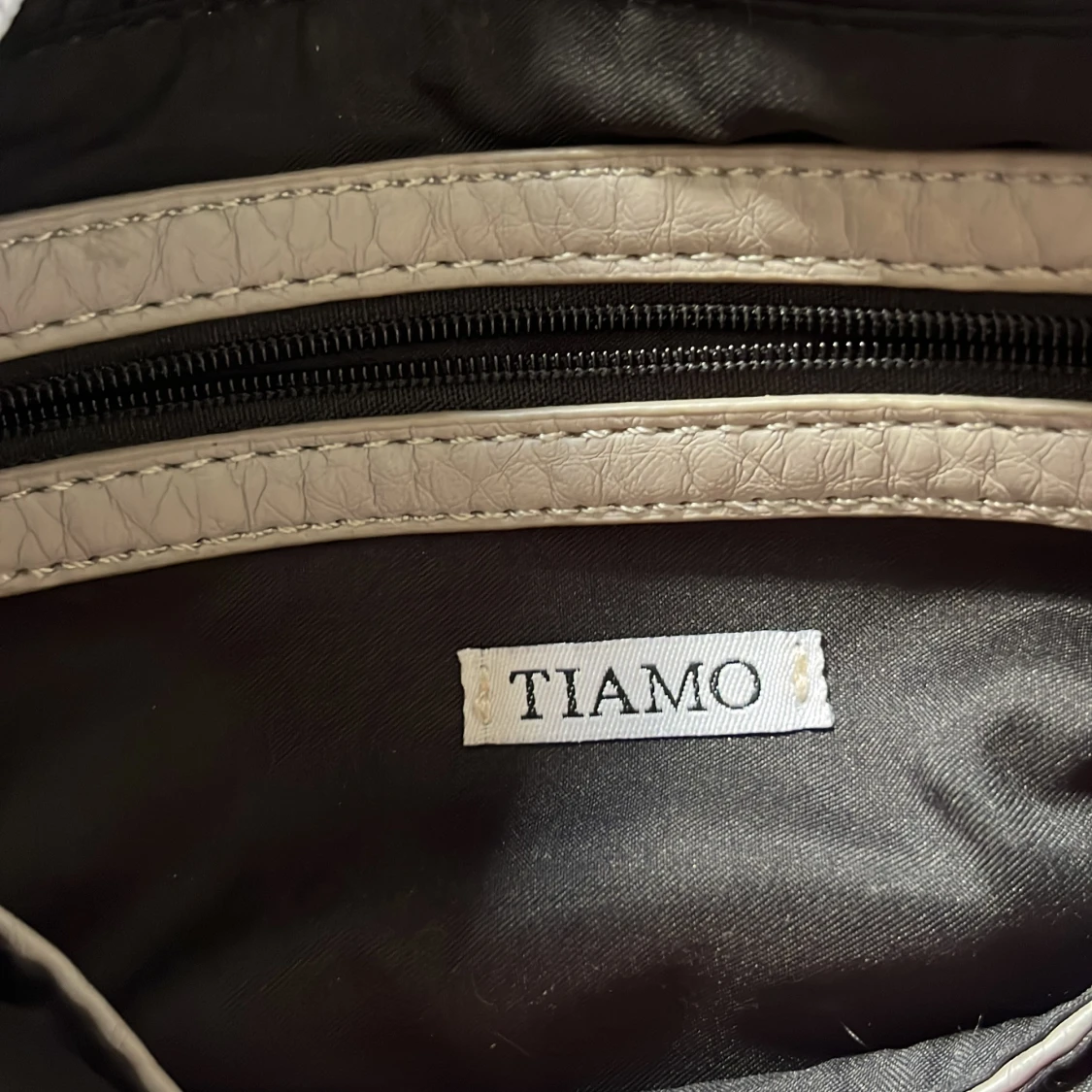 Grå axelväska med kedjedetaljer från Tiamo - 1