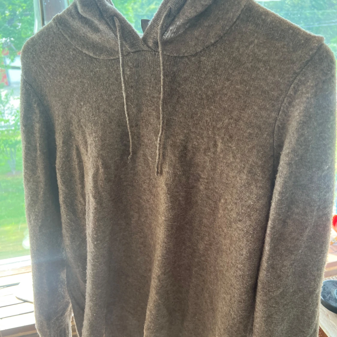 Beige stickad hoodie med huva - 1