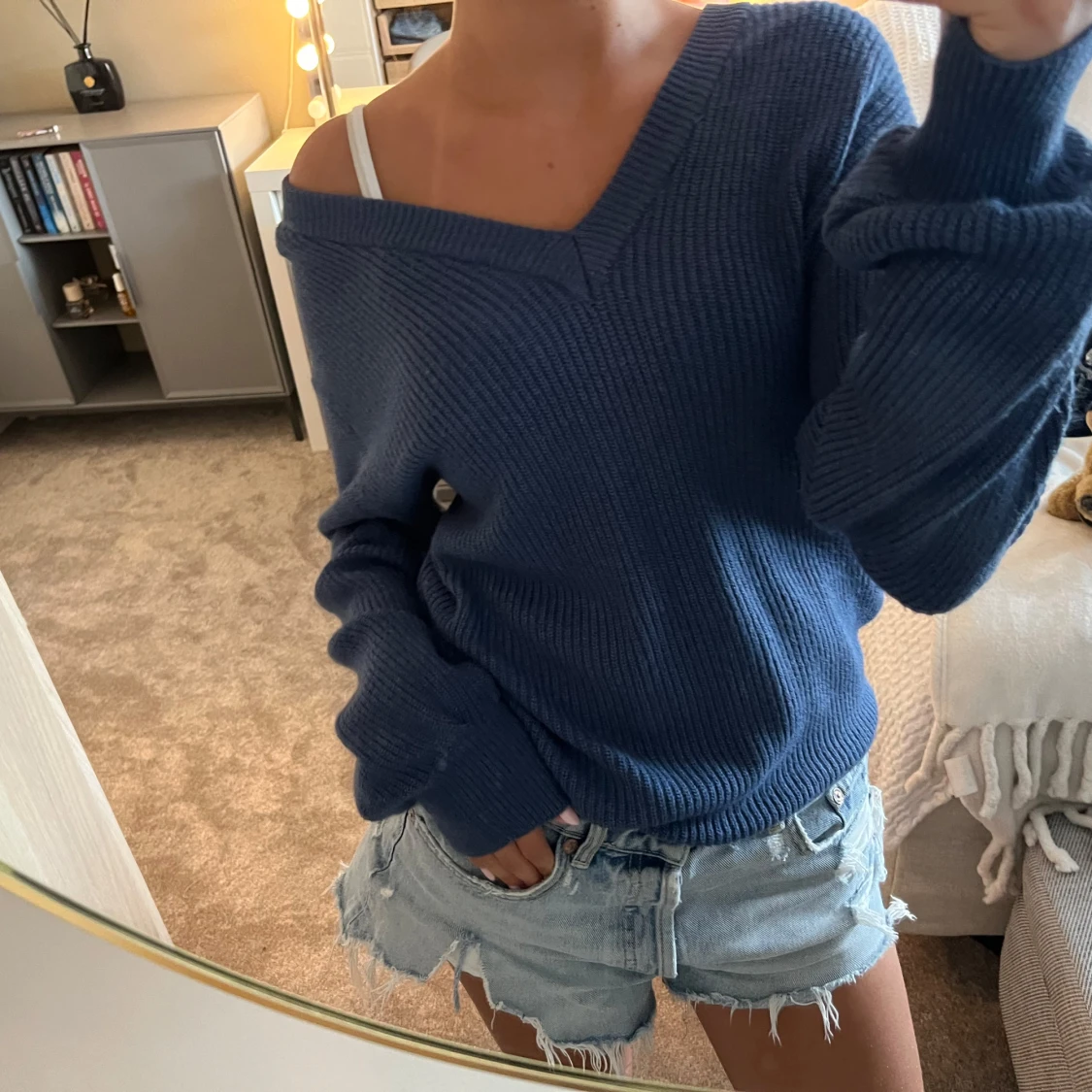 Blå stickad v-ringad tröja