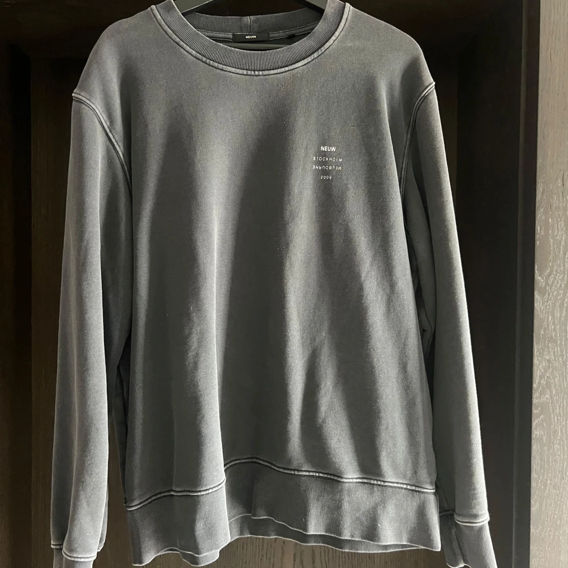 Grå sweatshirt från Neuw