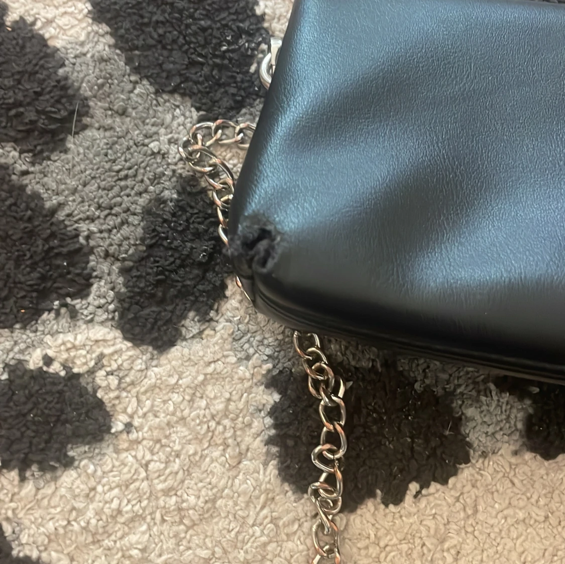 Svart axelväska med nitar från Even&Odd - 2