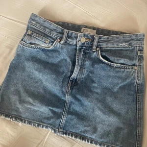 Blå jeanskjol  - Superfin jeanskjol det står inte riktigt någon storlek men passar mig bra som brukar ha S!💕 Jag är lite osäker på märket då jag köpte den  på vinted men det står ”trafaluc” på det bruna märket som man kan se på bild 3