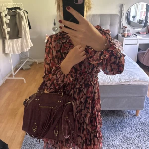 Klänning från vero Moda❤️ - Säljer en fin röd/svart klänning som endast använt en gång på en skolavslutning, passar som S även fast det är xs. köpt för 499🤍 våga fråga om det finns några funderingar!!🤍