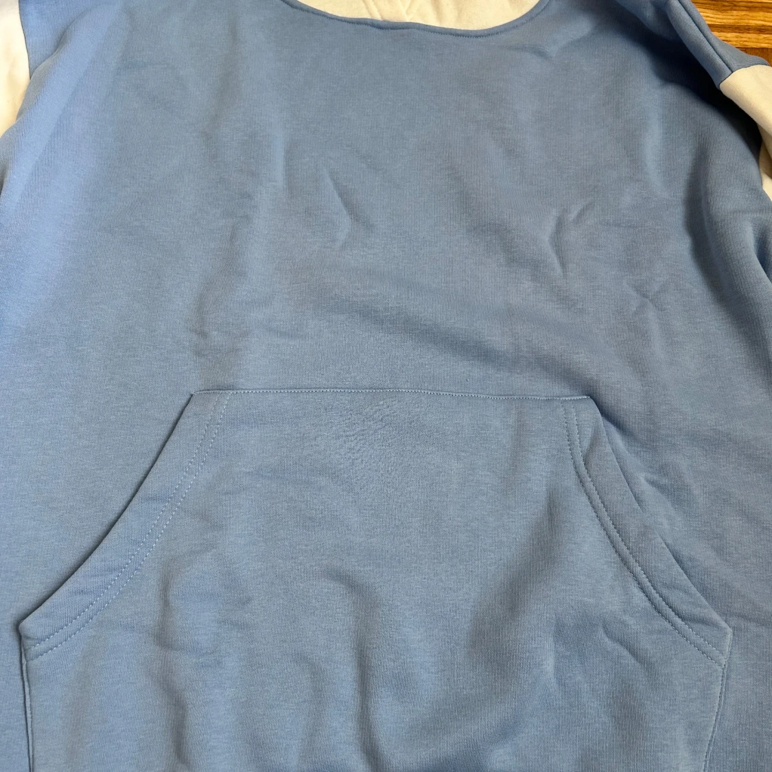 Blå och vit hoodie med ficka - 2