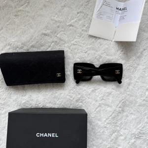 Svarta fyrkantiga solglasögon Chanel - använda 2-3 gånger 🩷