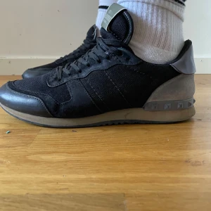Valentino Rockrunner - Snygga Rockrunners som är perfekta för skolstarten och hösten 🍁Skick 8/10. Priset är ej hugget i sten 🪨Är öppen till alla frågor 🙌