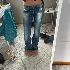 Blåa jeans  - säljer dessa assnygga jeans då de tyvärr inte kommer till användning längre! köpta på sellpy och omsydda till bootcut men de märks knappt💞 innreben: 81cm. de är i storlek 36 men jag brukar bära 34/32 och de passar även mig. matrialet är ganska stretchigt 