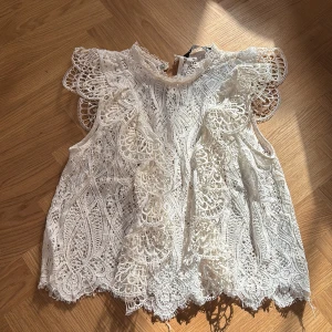Vit spetsblus från Zara - Superfin vit blus som är helt slutsåld på Zaras hemsida. 