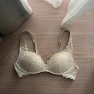 Beige intimissimi bh - Supersnygg bh från intimissimi i beige färg, har ingen lapp kvar men är i storlek 75A