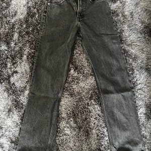 Svarta straight jeans från &Denim - Snygga svarta jeans från &Denim i rak modell med hög midja i mycket bra skick.