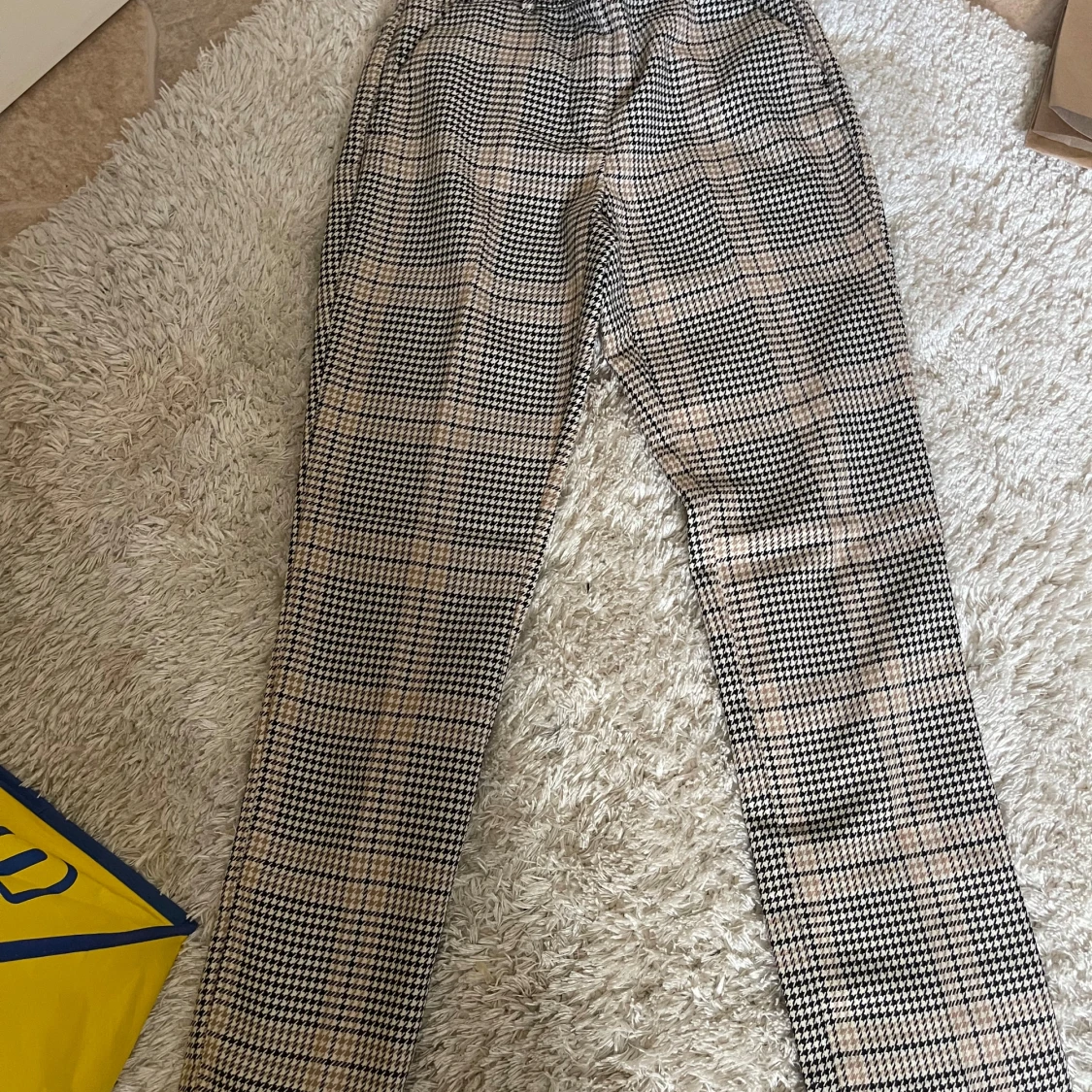 Rutigta kostymbyxor i beige och svart