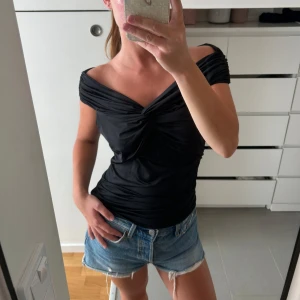 Topp från Gina Tricot - Otroligt fin festlig topp från Gina! <3 Är lite off shoulder men man kan välja att fälla upp tyget så den går över axlarna :)