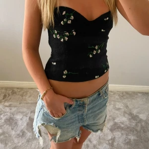 Bandeau / tub topp med brodering / korsett - Hör av er om ni har några frågor💗