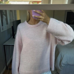 Ljusrosa stickad tröja från Gina  - Jättefin och skön stickad tröja från Gina, aldrig använd men inga lappar kvar storlek S