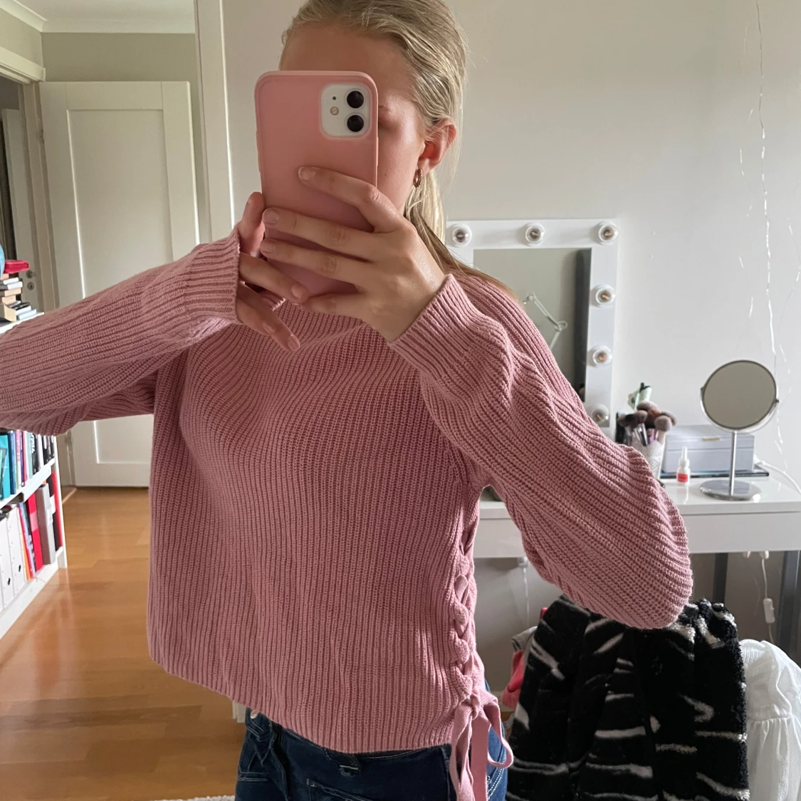 Rosa stickad tröja med snörning - 3