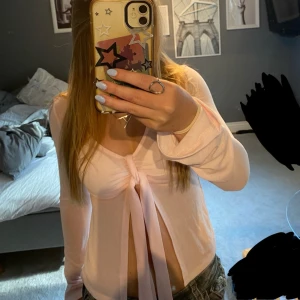 rosa topp från gina - Säljer en jättefin topp från gina!💓Typ aldrig använt. Hör av er vid frågor och funderingar🥰Pris kan också diskuteras!