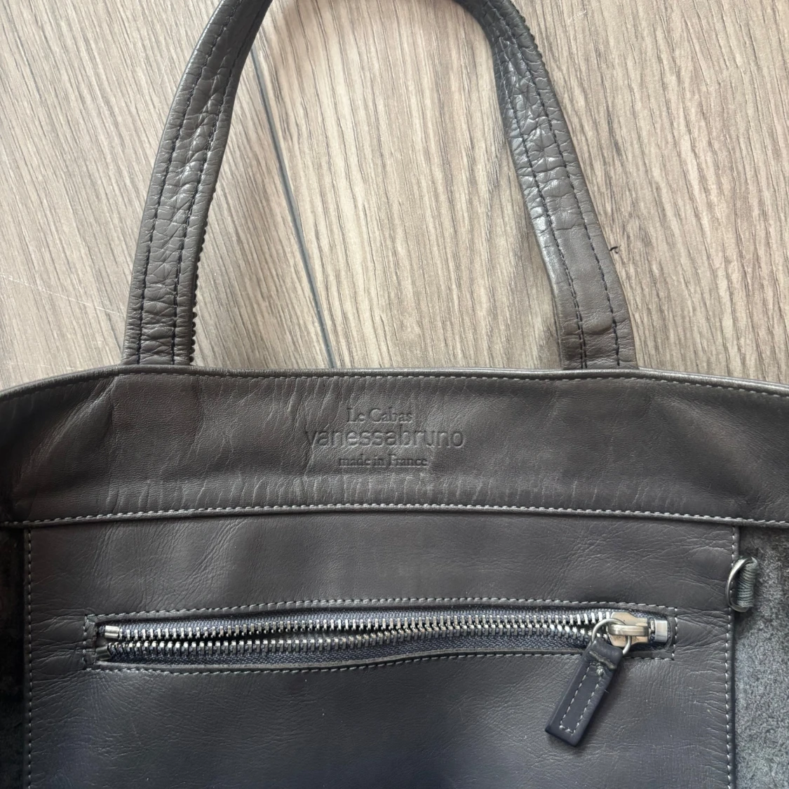 Grå skinnväska med paljettdetaljer - 2