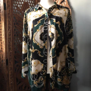 Mönstrad skjorta från Zara TRF - Snygg skjorta från Zara TRF i storlek S-M med mönster i svart, grön, vit och gult. Skjortan har långa ärmar, klassisk krage och knäppning framtill.