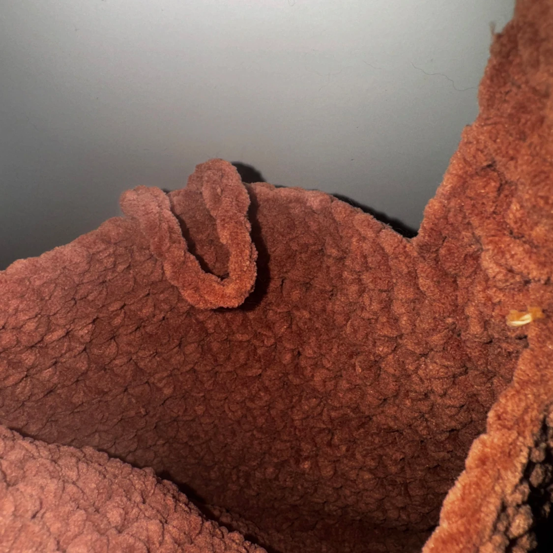 Handvirkad axelväska med knapp - 1