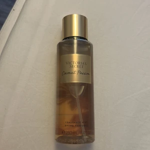 Victoria's Secret Coconut Passion - Victoria secret bodymist i doften coconut passion, den luktar jätte gott men kommer tyvärr inte till användning. Har bara använt den en gång så mycket kvar! Perfekt för dig som älskar söta och exotiska dofter med inslag av kokos och vanilj.🥰