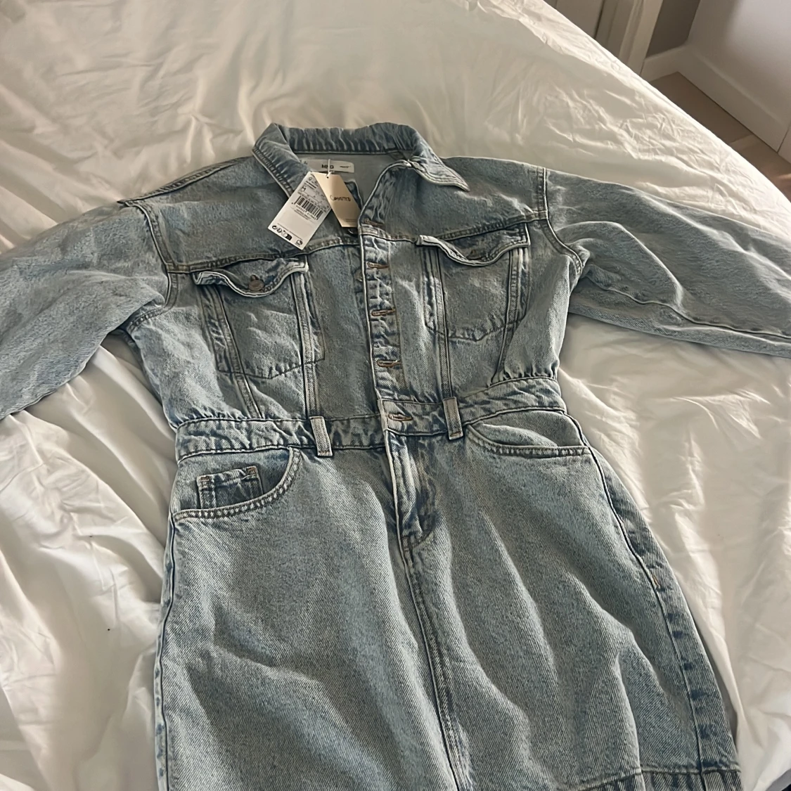 Ljusblå jeansklänning från Mango