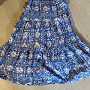 Blå blommig långkjol från Gina Tricot - Långkjol från Gina som inte e använd!