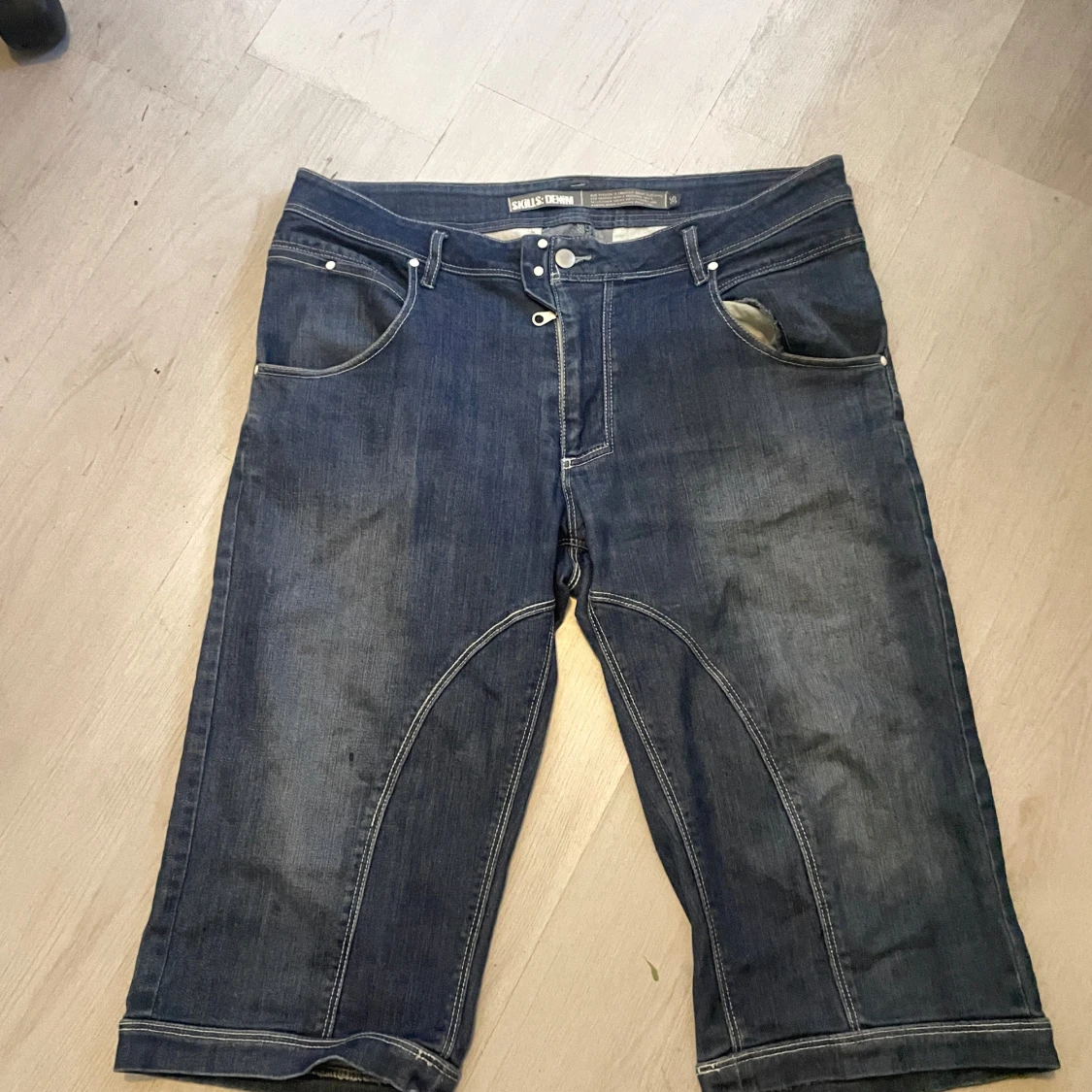 Blå jeansshorts från Skills Denim