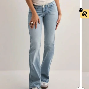 Ljusblåa bootcut jeans från Nelly - Säljer dessa populära lågmidjade bootcut jeans från Nelly då jag beställde fel storlek dessa är i storlek 34 och har aldrig kommit till användning endast testade🌸
