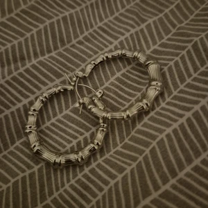 Silvriga bambu-hoops örhängen - Stilrena silvriga hoops med bambuinspirerad design. Örhängena har en rund form och coola detaljer som ger dem en unik look. Perfekta för att lyfta vilken outfit som helst med lite extra edge. 18mm