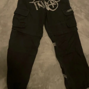 Minus two cargos - Säljer mina minus two byxor/shorts det är samma par men på sista bilden som man kan se så är det dragskedja som gör så att man kan ta bort dekan nedanför knäna köpta från minus two hemsidan då dom kostade runt 1000 och sen så svamlade dom mig och frakt kosta 1000 och nu efter ett år säljer ja dom. Pris kan diskuteras, ställ frågor om storlekar