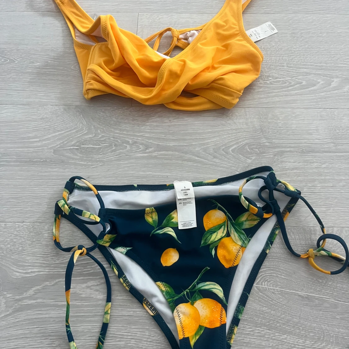 Gul och mörkblå bikini med citronmönster - 1