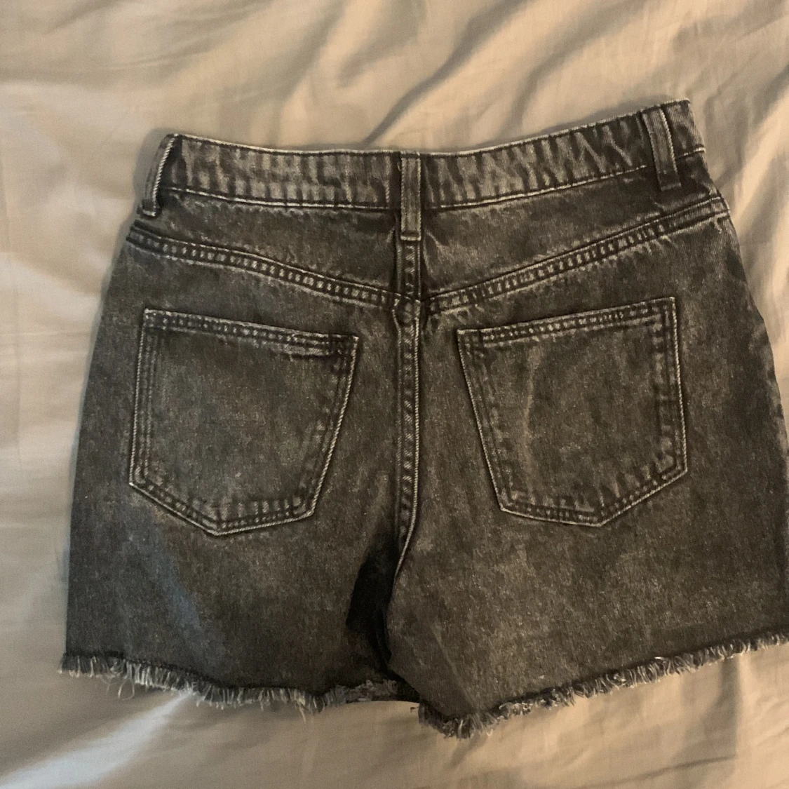 Svarta jeansshorts med fransig kant - 1