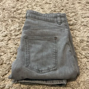 Kappahl jeans 👖  - Ett par fetta Kappahl jeans för alla årstider i en snygg grå färg pris kan diskuteras 