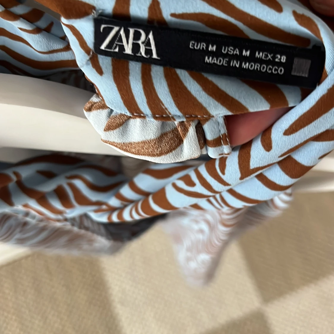 Zebramönstrad ärmlös topp från Zara - 2