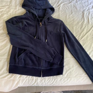 Juicy couture set - Mörkblått juicy couture set, stl xs i byxor och stl s i koftan. 