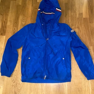 Moncler Jacka - En moncler jacka typ regnjacka. Köpt från moncler. Storlek S-M ungefär 53 cm lång från dragkedjans slut till ner. Och ungefär 45 cm bred mittpå. Väldigt fin säljer för jag har en ny jacka.