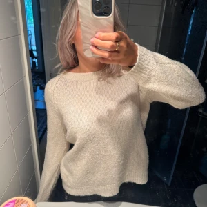 Stickad tröja - Beige stickad tröja från mango. Väl använd så lite nopprig, annars i fint skick