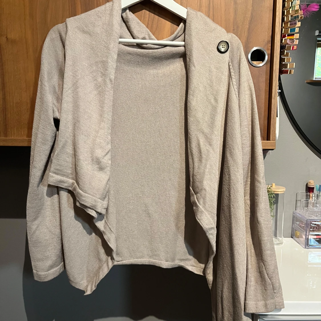 Beige omlottkofta med knappdetalj - 2