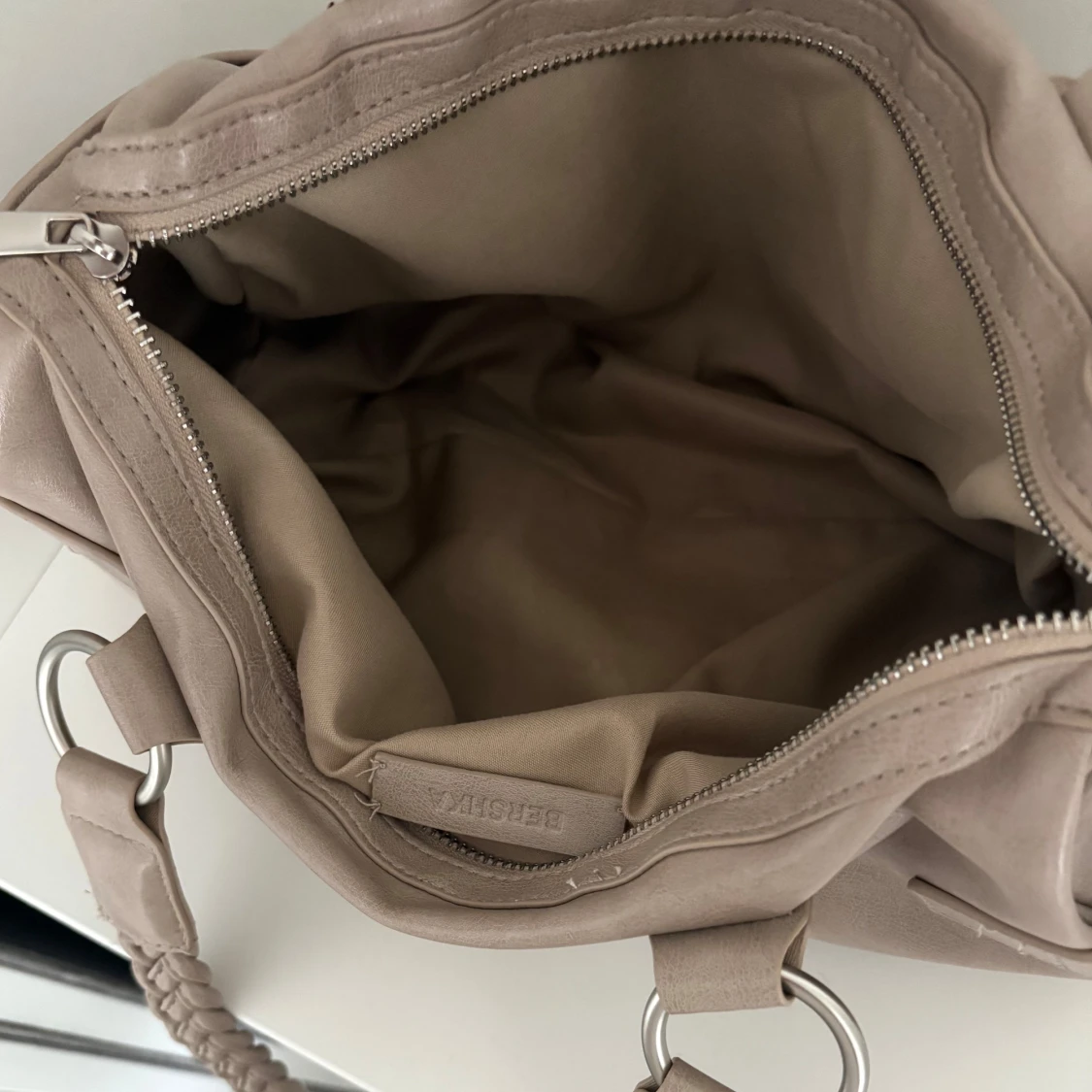 beige väska från bershka - 2
