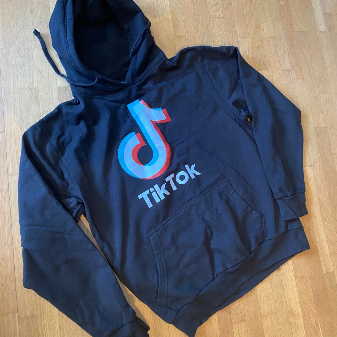 Svart TikTok hoodie från DE-LUX