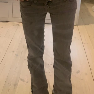Snygga low waisted jeans!!💕💕 - Säljer ett par jättefina low waisted jeans. Dem kommer från gina men säljs inte längre😋St 146/152, passar även uppåt 160. Bra kvalitet. Ett litet märke som ni ser på sista bilden man tänker inte på deg och det påverkar inte byxorna.💕