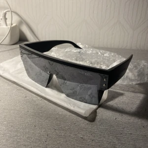 Louis Vuitton (Lv) Glasögon 🙌🏻✨ - Säljer ett par feta Lv glasögon💯✨.Glasögonen har en futuristisk vibe och coola silvriga nitar på sidorna och tillverkade i Italien 🇮🇹🤩. Helt oanvända och pris kan diskuteras💯💬. Mvh Ahmad 🫡🙌🏻💫