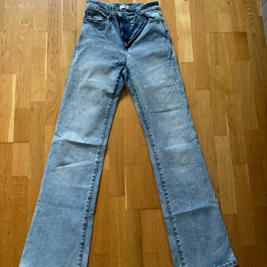Ljusblå bootcut jeans med medelhög midja - 2