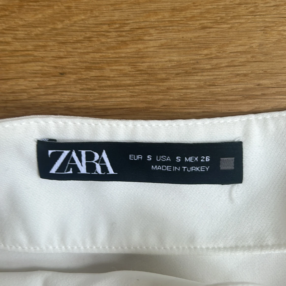 Vita volangshorts med knyt från Zara - 3