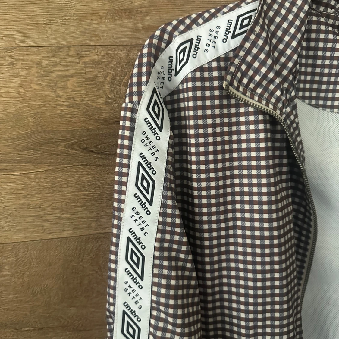 Rutig vindjacka från Sweet Sktbs x Umbro XS - 2
