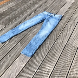 Ljusblå skinny jeans med detaljer - Säljer ett par ljusblå jeans(stl 16a men nersydda 10 cm) märke Replay