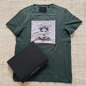 Grön Limitato t-shirt med konstmotiv - Grön Limitato t shirt. Storlek M, och den är i mycket bra skick! Inga defekter finns! Box medföljer!