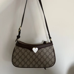 Axelremsväska - Använd fåtal gånger & väskan är i jättebra skick. PM för mer info. 