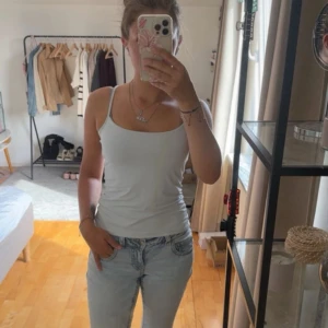 Turkos linnetopp från Easy Wear - Detta linnet har super mjukt material och dubbeltyg. En aning nopprig men inget man tänker på.💖