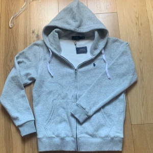 Ralph Lauren fleece - En riktigt fett Ralph Lauren zip i storlek L men passar M. Aldrig använd precis som ny. Skriv gärna vid minsta lilla fundering.
